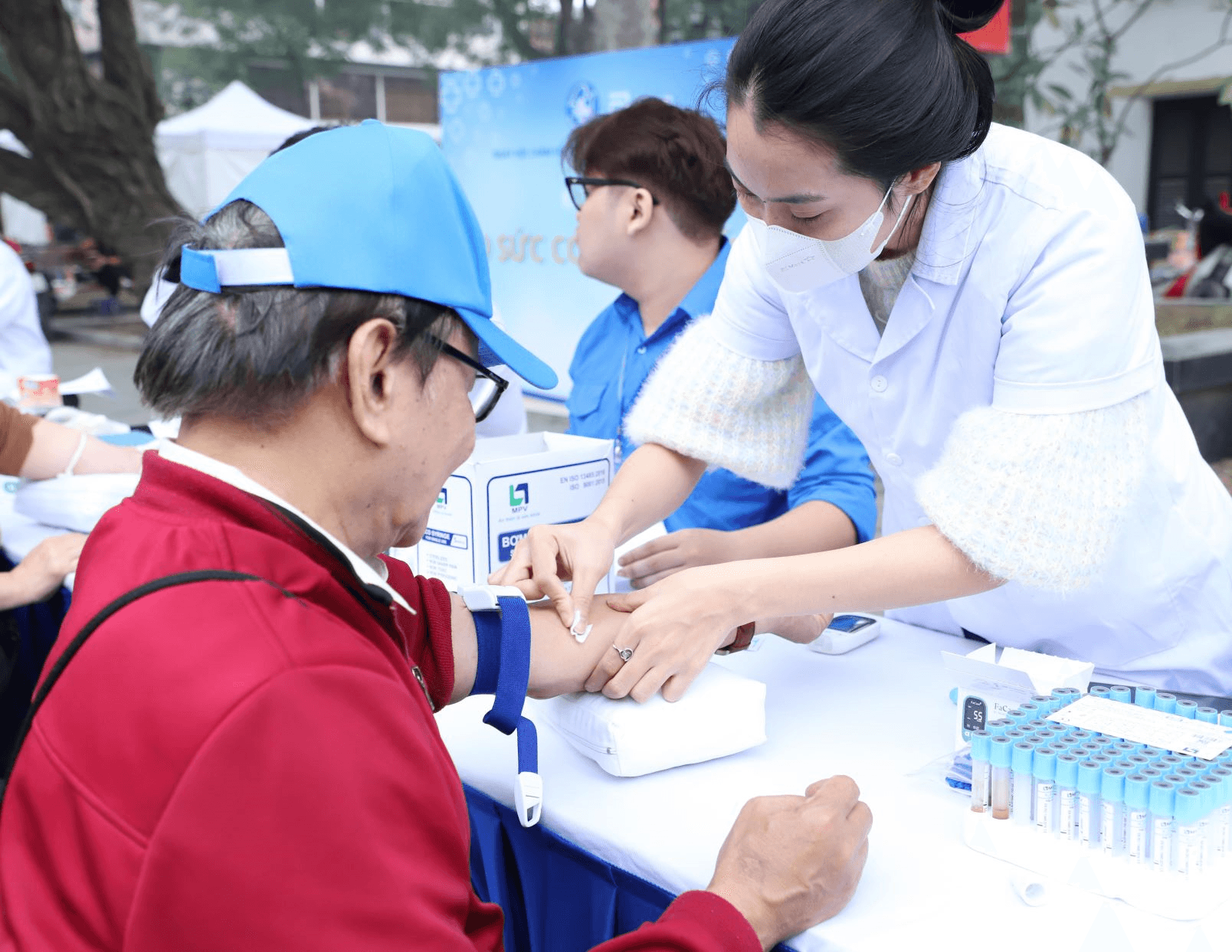 Hơn 1.000 người cao tuổi Thủ đô được khám bệnh, tư vấn sức khỏe miễn phí