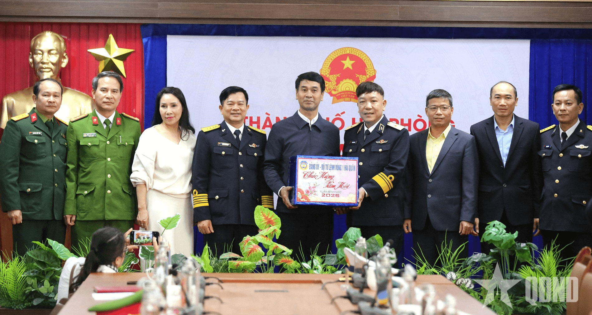 Vùng 1 Hải quân gửi “xuân” đến đặc khu Cát Hải