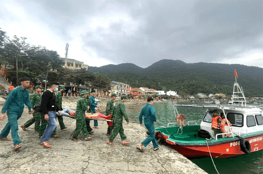 Đồn Biên phòng Cù Lao Chàm sử dụng cano đưa bệnh nhân vào đất liền cấp cứu