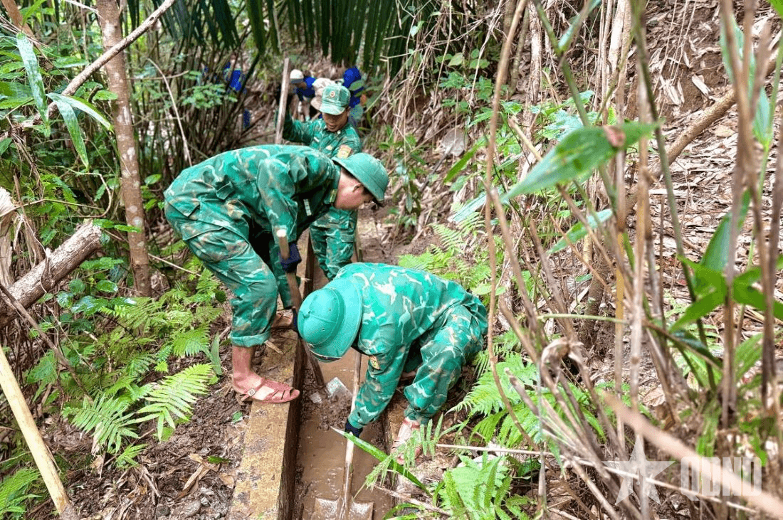 Bộ đội Biên phòng TP Đà Nẵng giúp nhân dân nạo vét kênh mương tưới tiêu