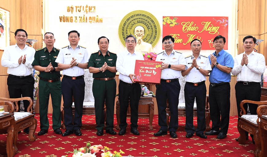 Đoàn công tác TP Hồ Chí Minh và Quân chủng Hải quân thăm, chúc Tết Bộ tư lệnh Vùng 5 Hải quân