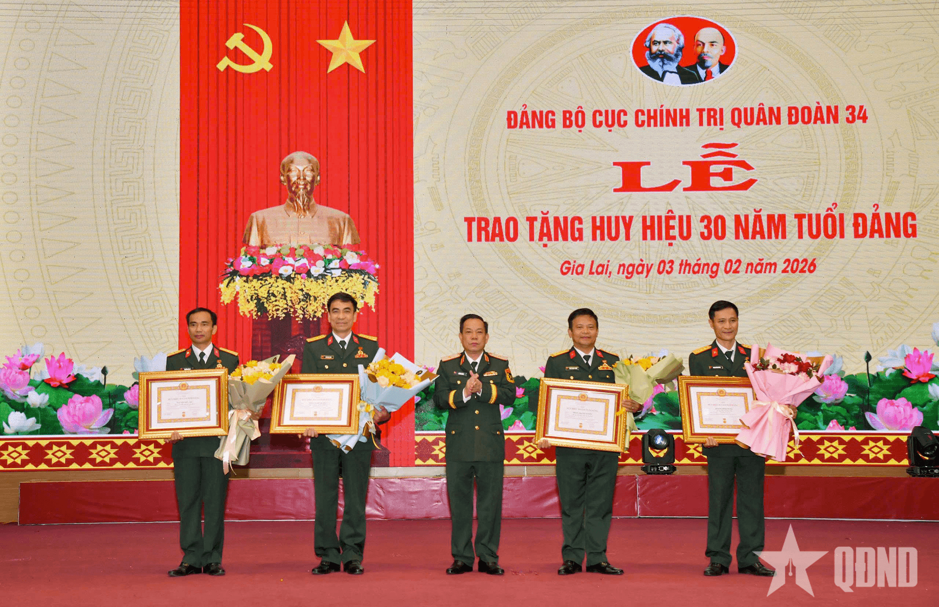 Đảng ủy Cục Chính trị (Quân đoàn 34) tổ chức trao tặng Huy hiệu 30 năm tuổi Đảng