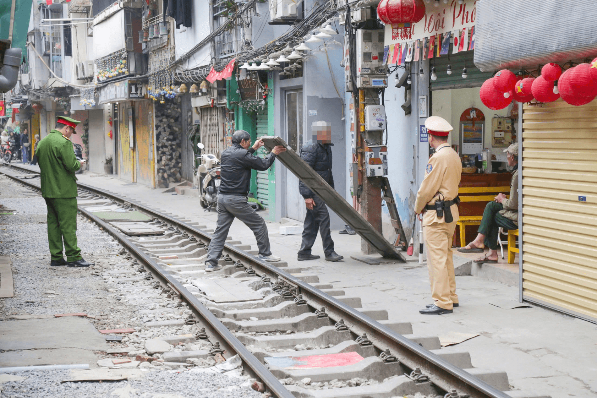 Hà Nội: Nhiều du khách bị cảnh sát mời ra khỏi phố cà phê đường tàu