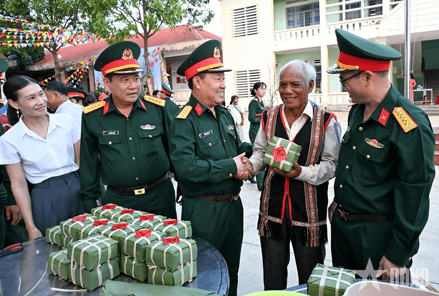 Đoàn Kinh tế - Quốc phòng 74 vui “Xuân biên giới thắm tình quân dân”