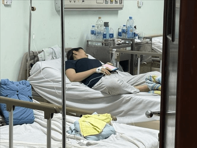 Hàng chục người nghi ngộ độc thực phẩm sau tiệc tất niên