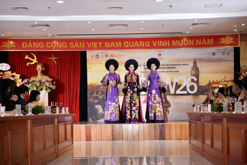 Đưa áo dài Việt ra sân khấu thời trang quốc tế