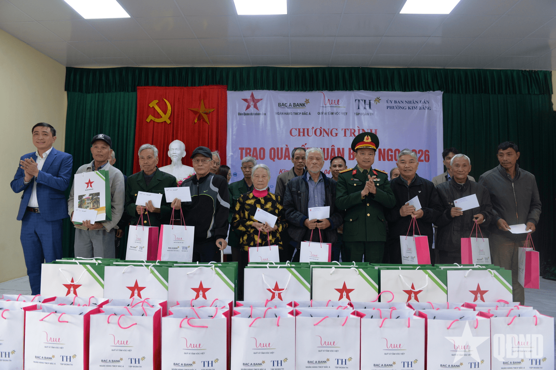 Báo Quân đội nhân dân phối hợp trao quà Tết tặng người có công với cách mạng, gia đình khó khăn