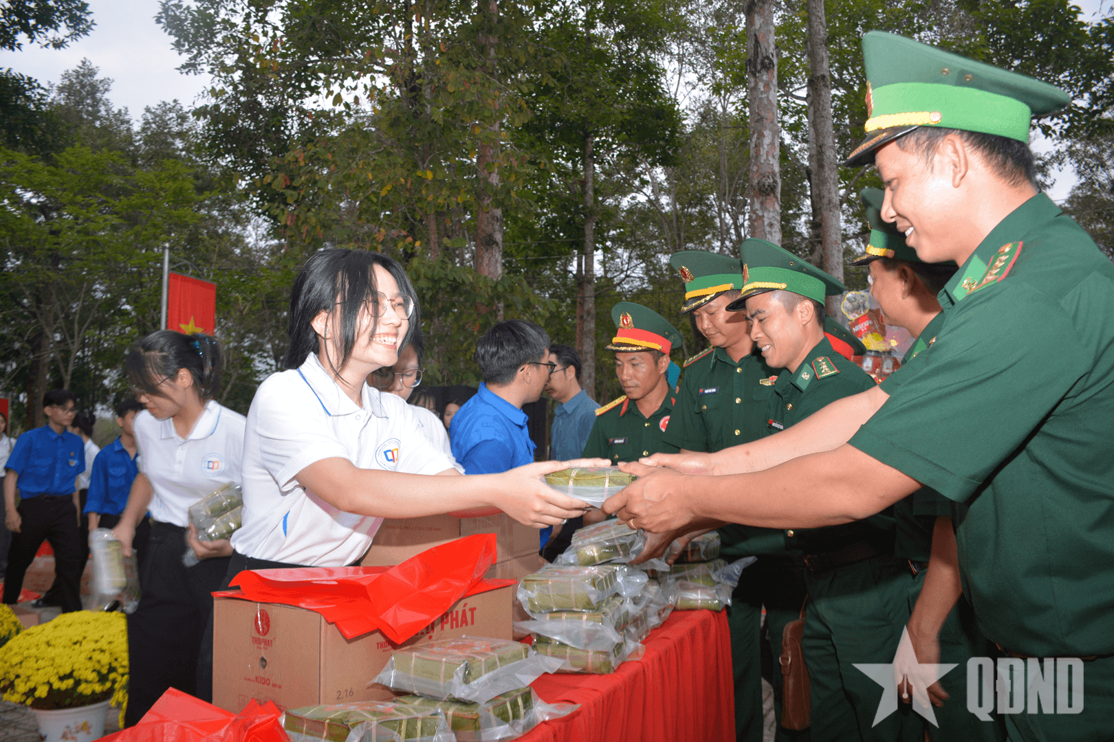 Bộ đội Biên phòng bám đất, bám dân, làm Xuân biên giới thêm rộn ràng