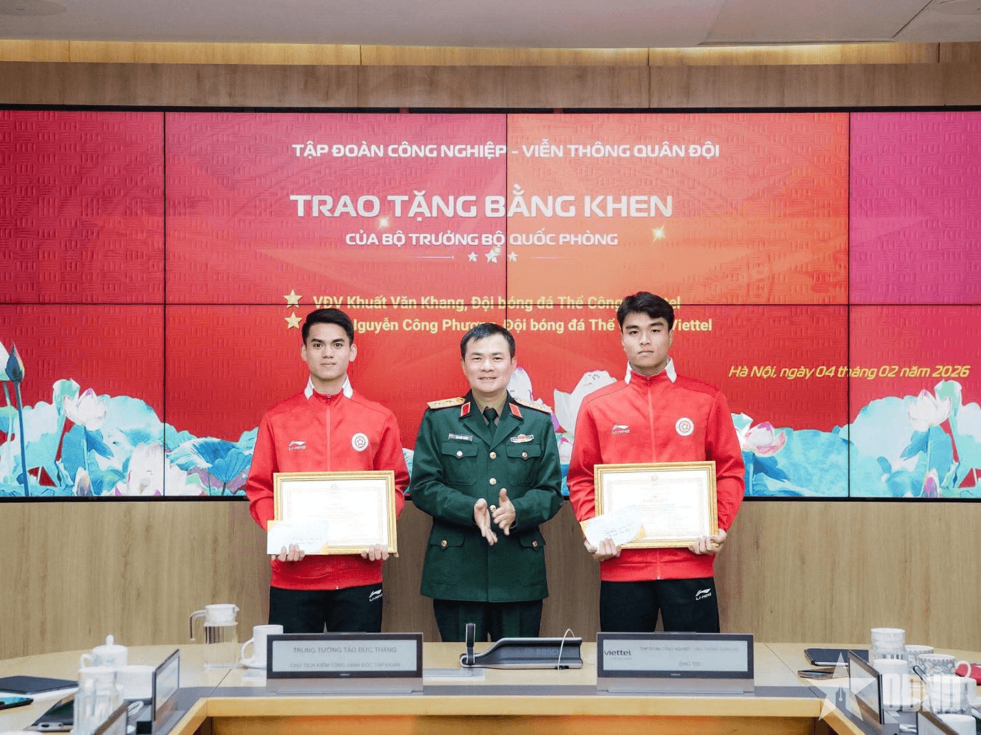 Khuất Văn Khang và Nguyễn Công Phương nhận Bằng khen của Bộ trưởng Bộ Quốc phòng