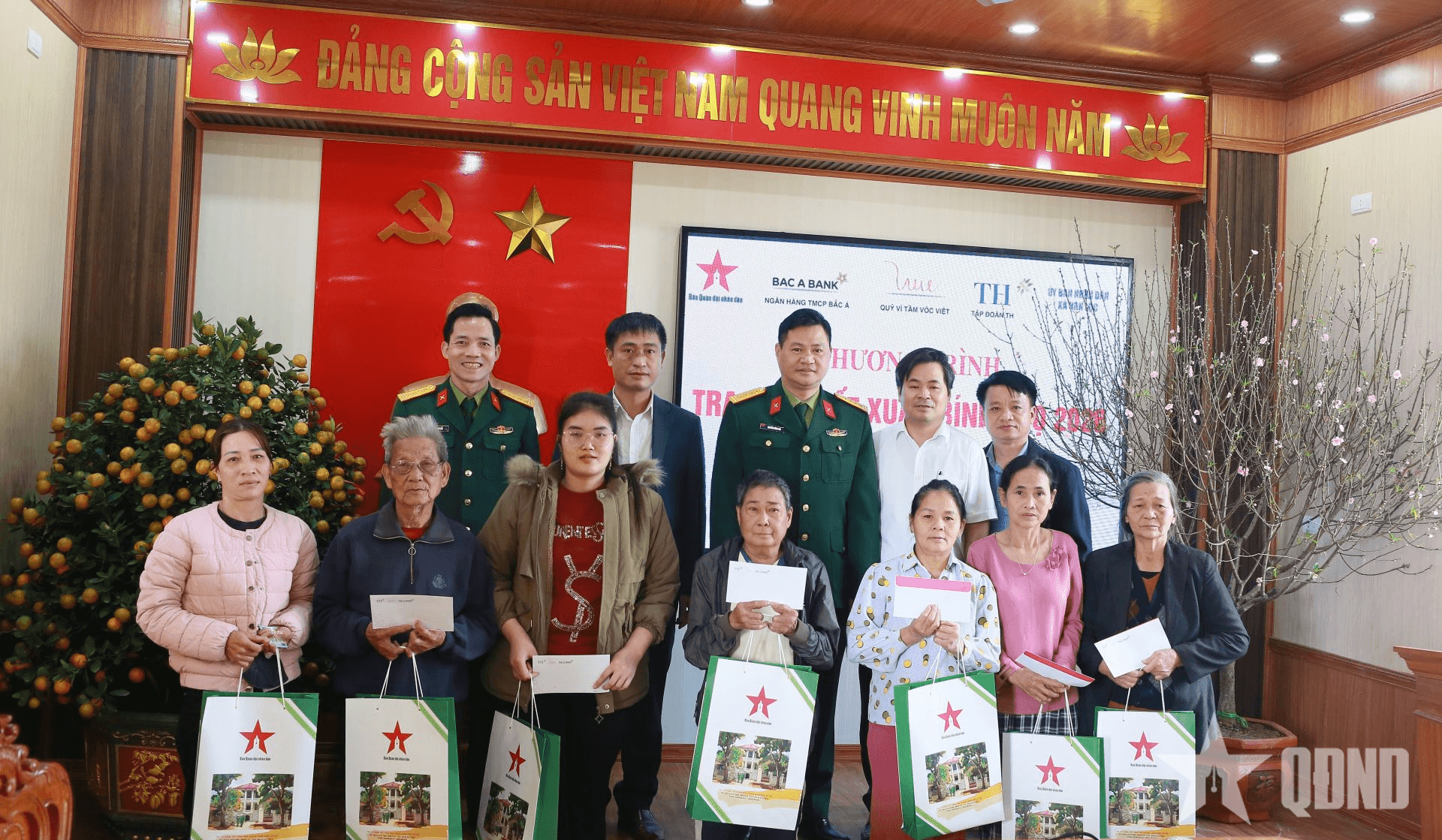 Các đơn vị đồng hành phối hợp Báo Quân đội nhân dân trao quà tặng đối tượng chính sách tại tỉnh Thanh Hóa