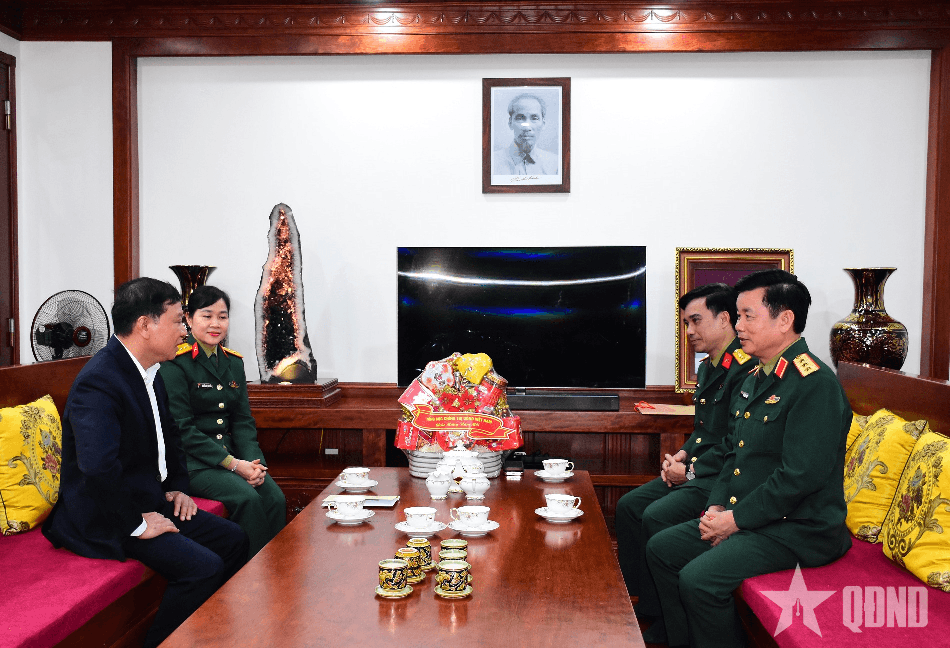 Thượng tướng Đỗ Xuân Tụng chúc Tết các đồng chí nguyên lãnh đạo Tổng cục Chính trị