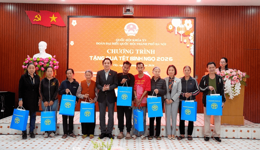 Đoàn Đại biểu Quốc hội thành phố Hà Nội trao quà Tết Bính Ngọ 2026