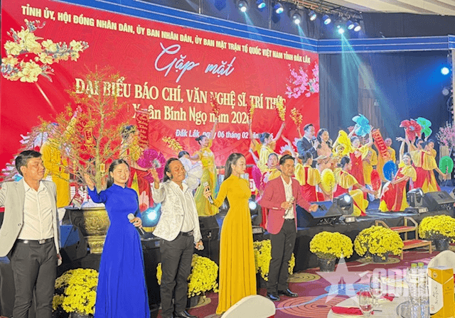 Tỉnh uỷ Đắk Lắk gặp mặt đại biểu báo chí, văn nghệ sĩ, trí thức