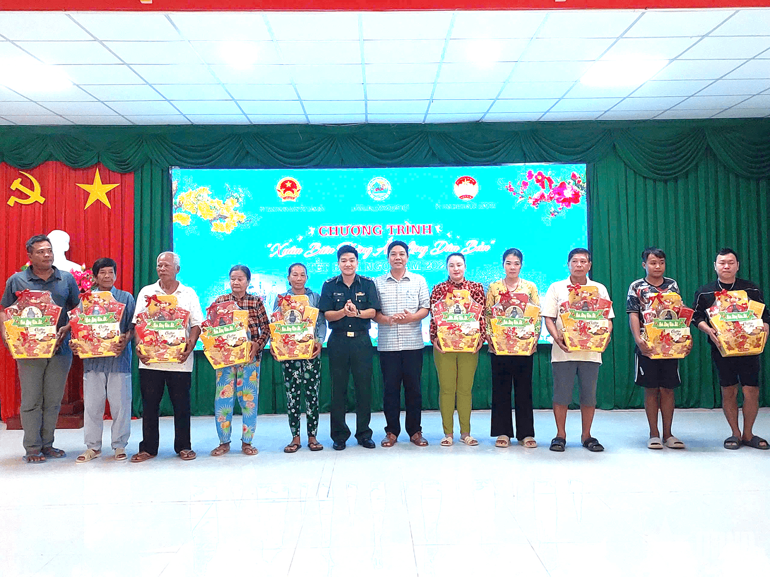 Xuân thắm tình quân dân trên xã đảo Tiên Hải