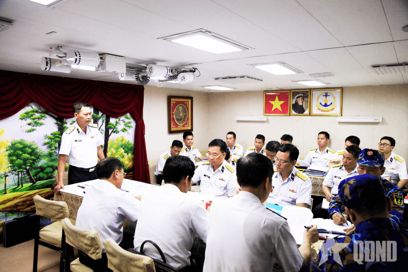 Tư lệnh Vùng 4 Hải quân kiểm tra tàu chuẩn bị thực hiện nhiệm vụ đối ngoại quốc phòng