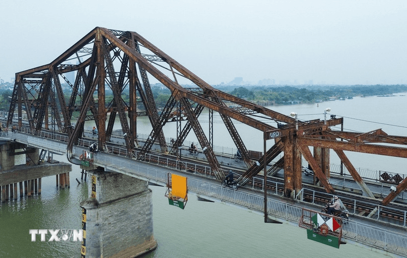 Một nhịp cầu Long Biên gặp sự cố, tạm dừng chạy tàu đường sắt qua cầu