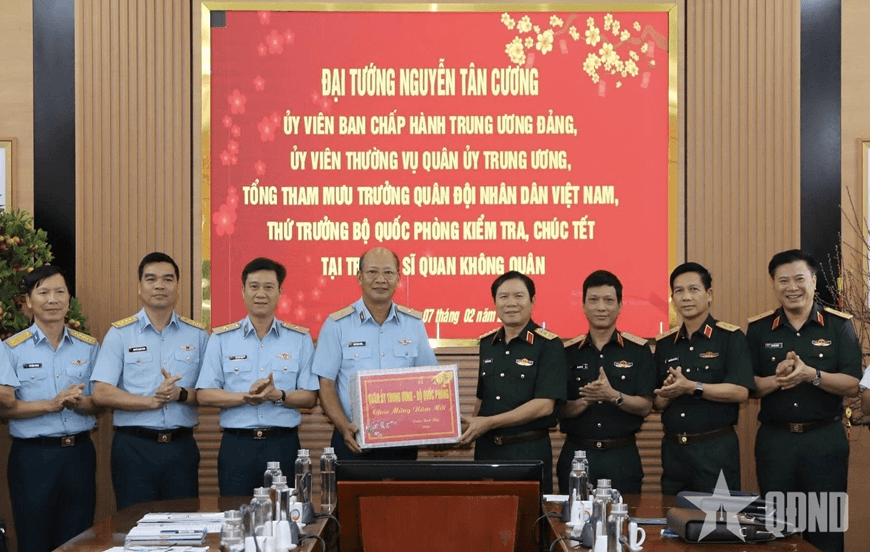 Đại tướng Nguyễn Tân Cương kiểm tra, chúc Tết Trường Sĩ quan Không quân