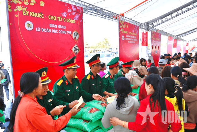 Bộ đội Lữ đoàn Đặc công 198 mang Tết ấm về buôn làng