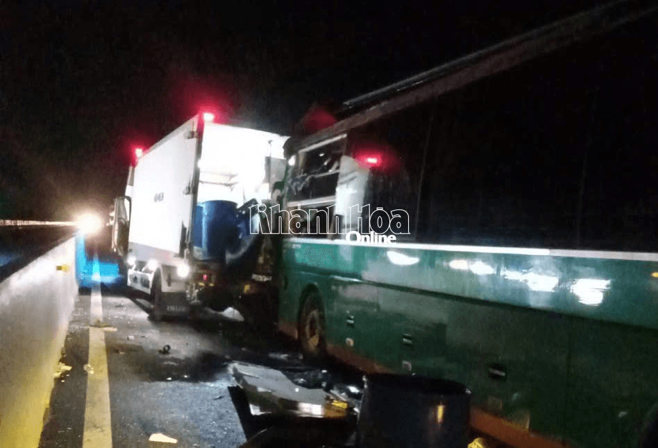 Tai nạn giao thông liên hoàn trên cao tốc Vân Phong - Nha Trang