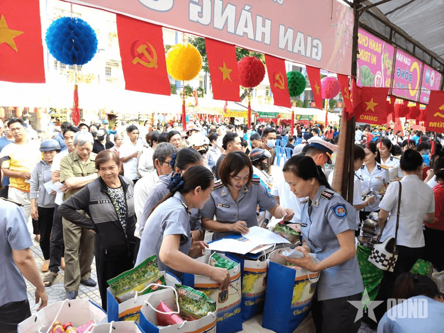 Thắm tình quân dân trong “Phiên chợ nghĩa tình”