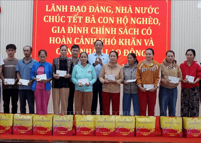 Phó chủ tịch Quốc hội Trần Quang Phương tặng quà gia đình chính sách, hộ nghèo tỉnh Quảng Ngãi