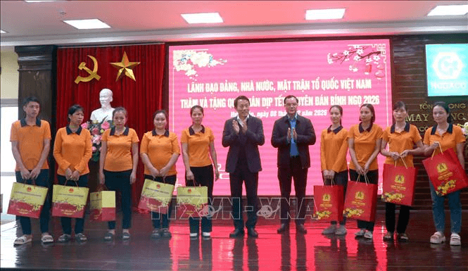 Đại tướng Lương Tam Quang thăm, tặng quà người dân có hoàn cảnh khó khăn