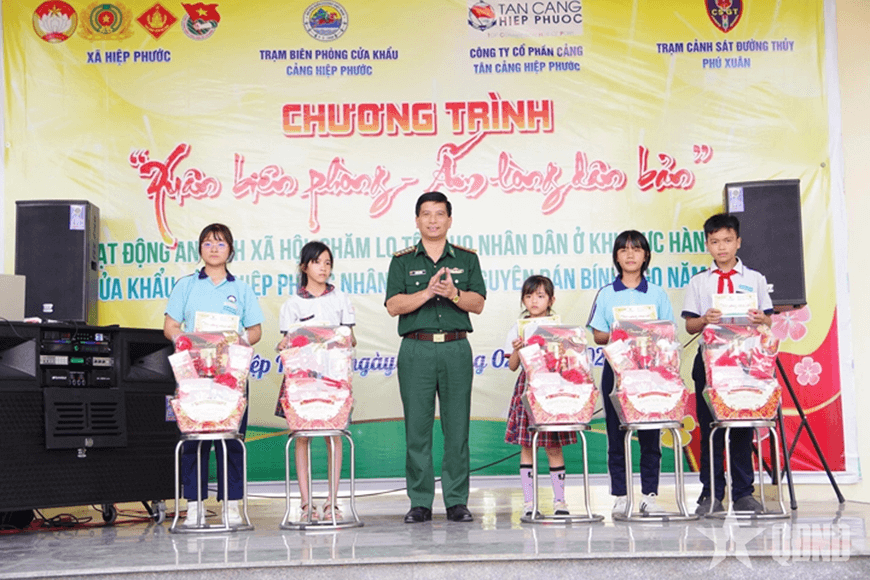 Đoàn kết như Tết