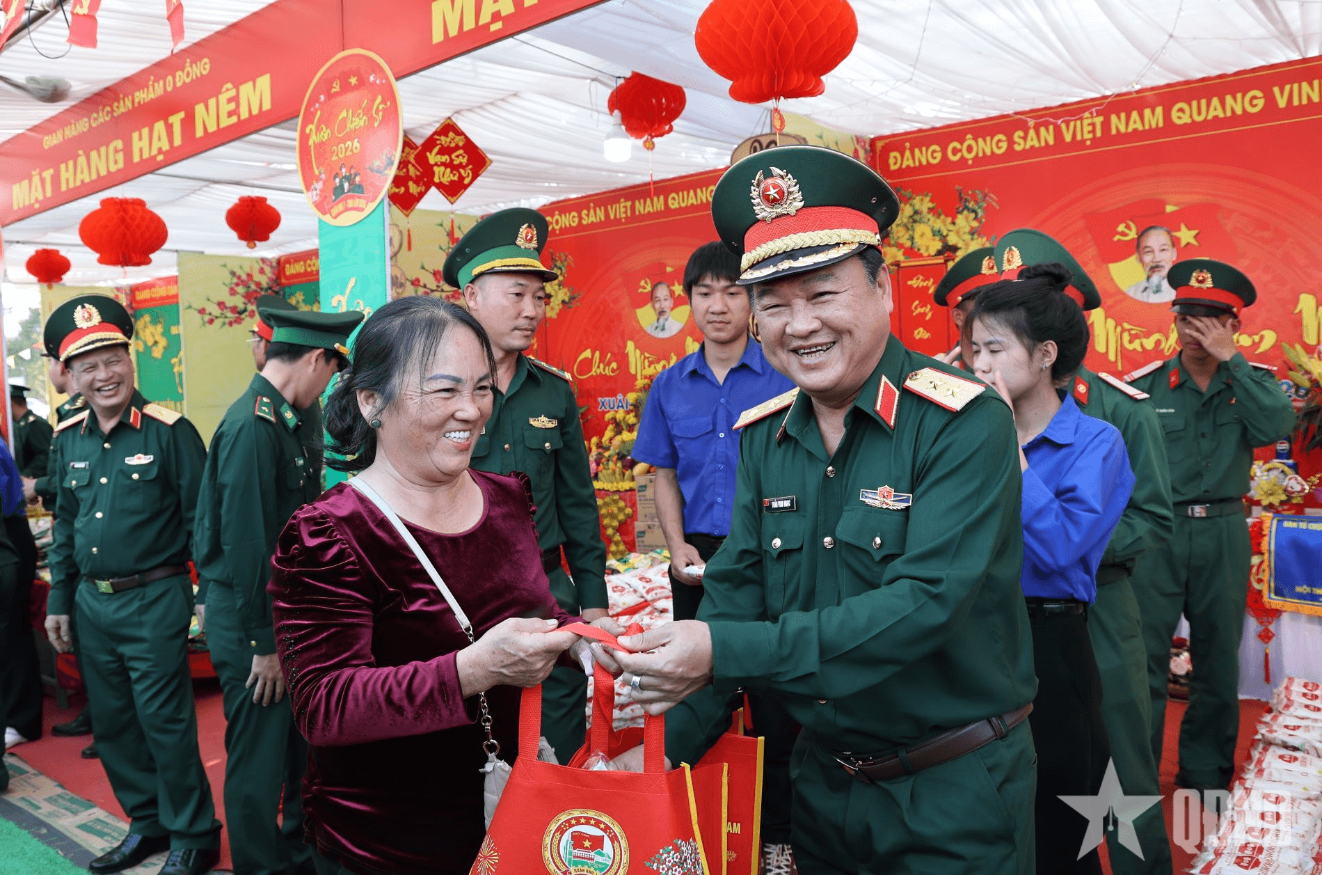 Chợ Xuân 0 đồng: Lan tỏa yêu thương nơi biên cương Lâm Đồng