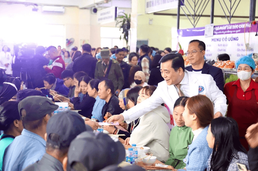 Bệnh viện K: Người bệnh quây quần trong bữa cơm tất niên và hân hoan trên chuyến xe yêu thương
