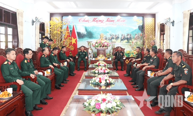 Tiểu khu Quân sự tỉnh Mondulkiri (Vương quốc Campuchia) chúc Tết Bộ CHQS tỉnh Đắk Lắk