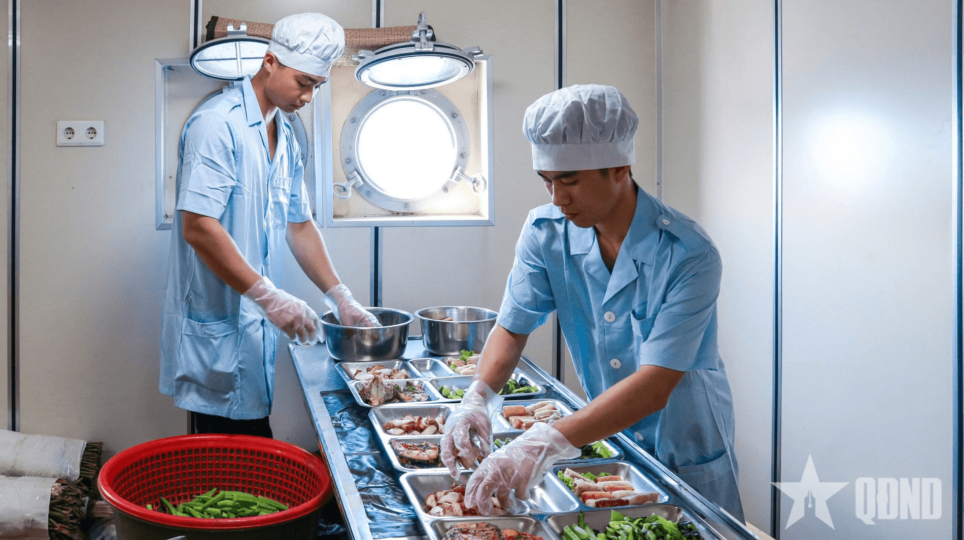 Những người “giữ lửa” ấm áp trên chuyến tàu chúc Tết các Nhà giàn DK1