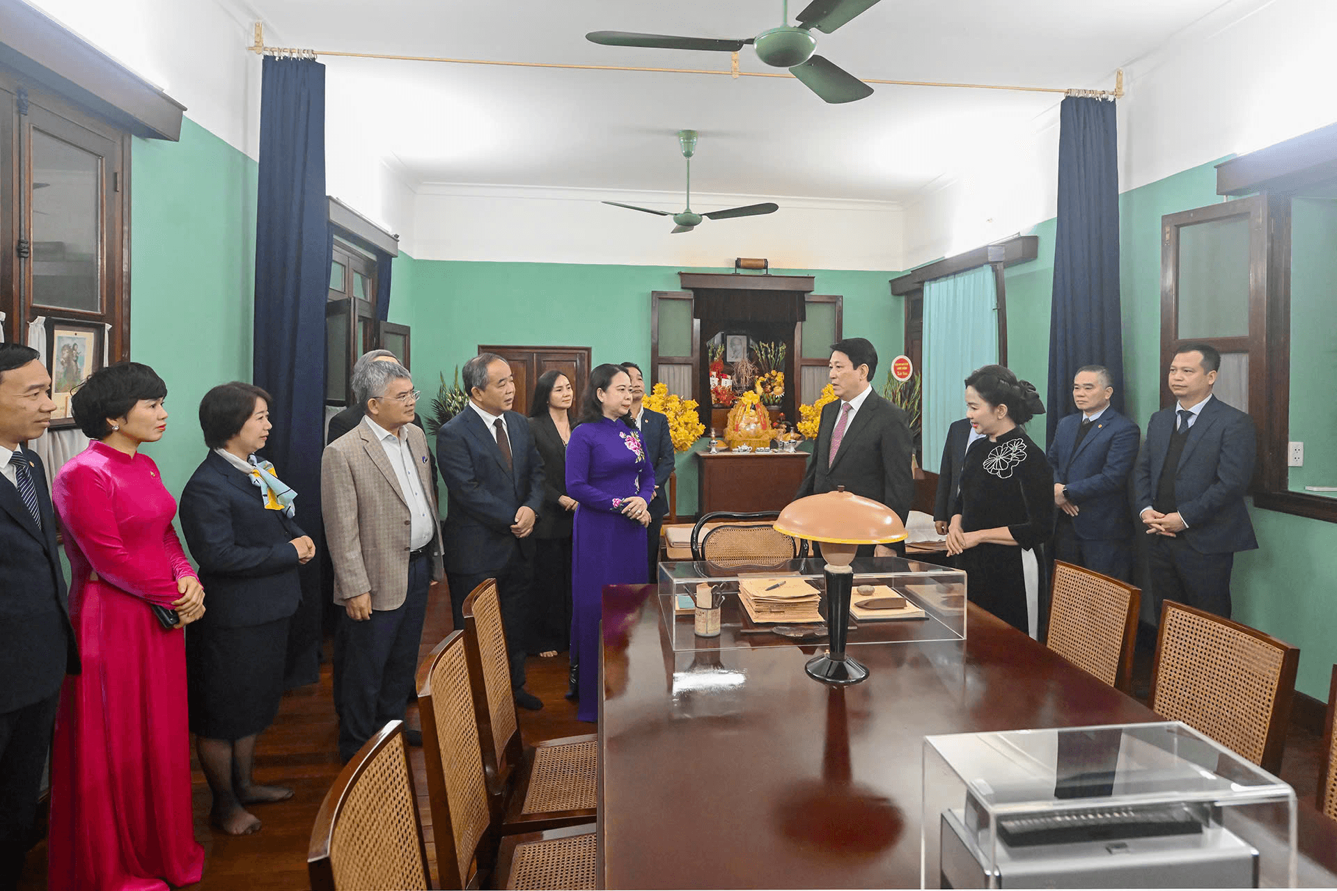 Chủ tịch nước Lương Cường dâng hương tưởng niệm Chủ tịch Hồ Chí Minh tại Nhà 67