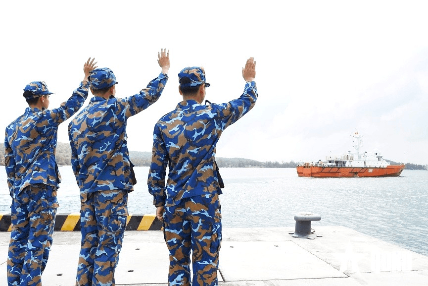 Khi mùa xuân theo tàu ra biển
