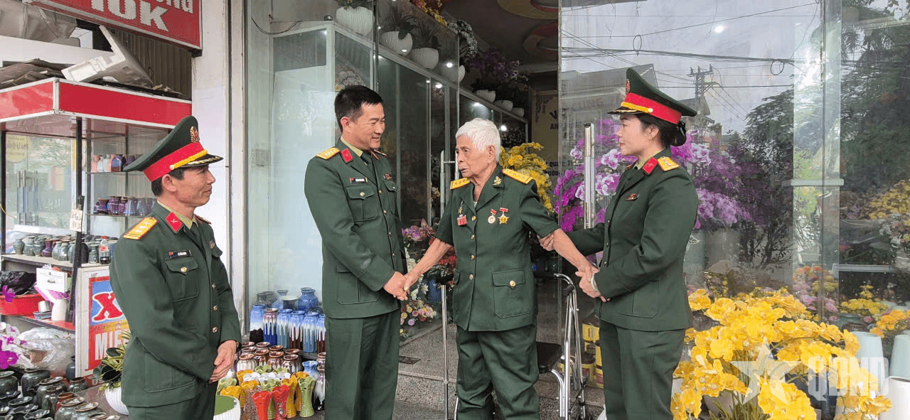 Bộ CHQS tỉnh Quảng Trị trao hơn 2.100 suất quà Tết tặng các tập thể, cá nhân