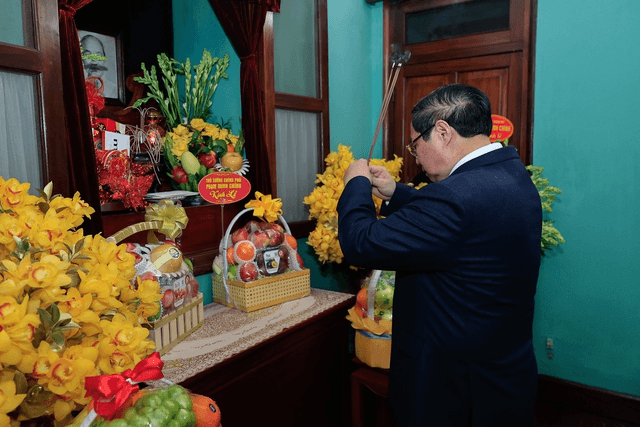 Thủ tướng Phạm Minh Chính dâng hương tưởng nhớ Chủ tịch Hồ Chí Minh tại Nhà 67