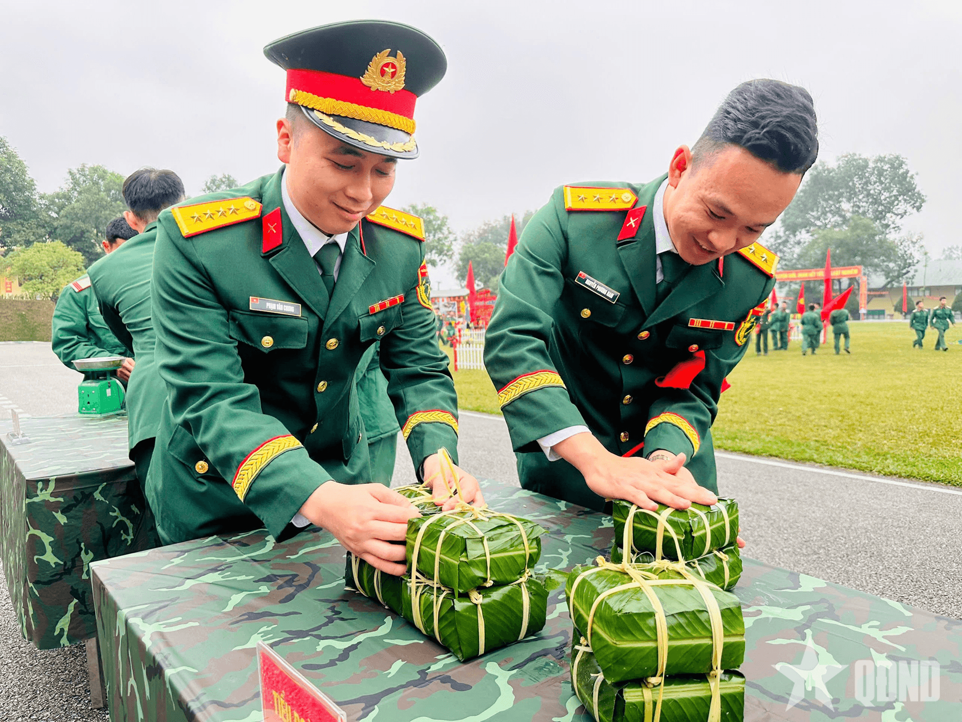 Trung đoàn 98: Rộn ràng Hội thi gói bánh chưng mừng Xuân Bính Ngọ