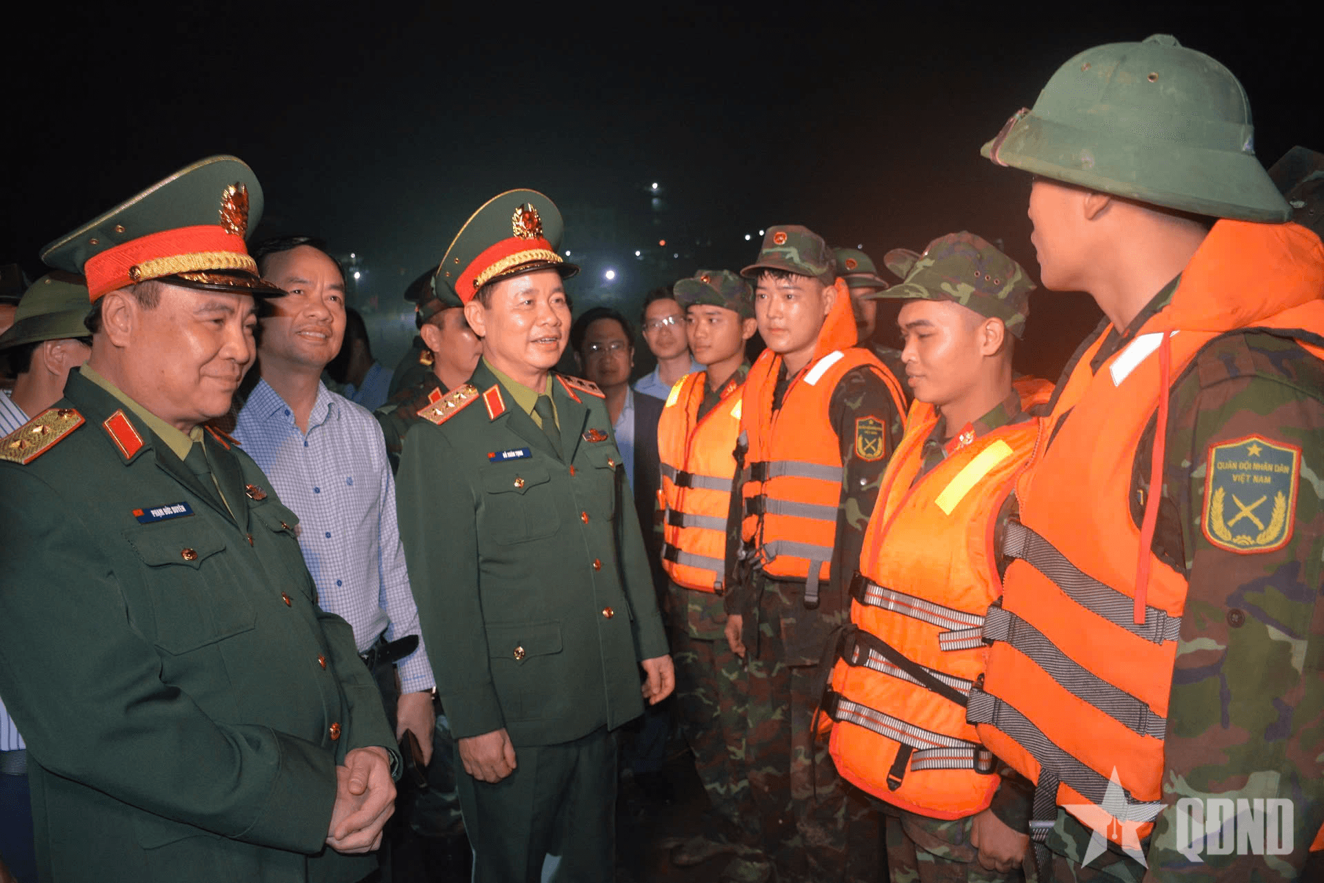 Thượng tướng Đỗ Xuân Tụng thăm, động viên lực lượng bắc cầu phao sông Lô