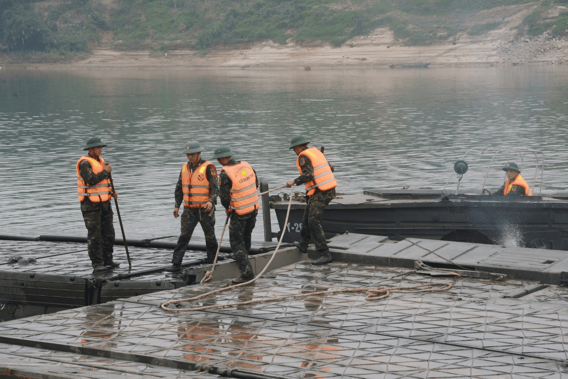 Những người lính công binh ngược chiều đoàn viên