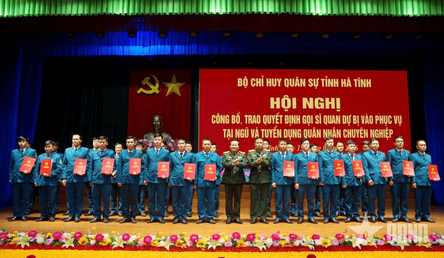 Hà Tĩnh trao quyết định gọi sĩ quan dự bị vào phục vụ tại ngũ và tuyển dụng quân nhân chuyên nghiệp
