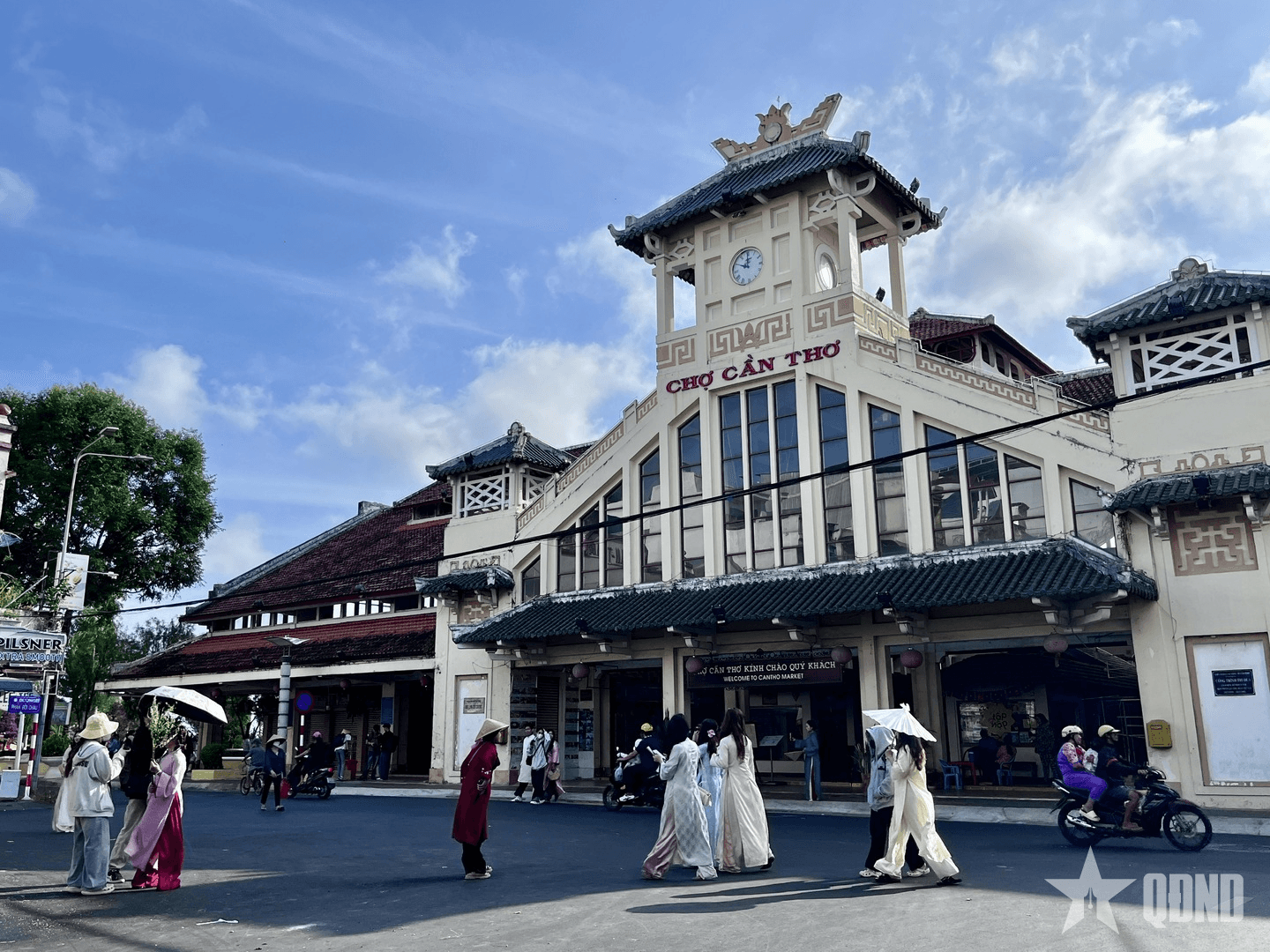 Không khí Tết rộn ràng qua những điểm check-in hút giới trẻ ở Cần Thơ