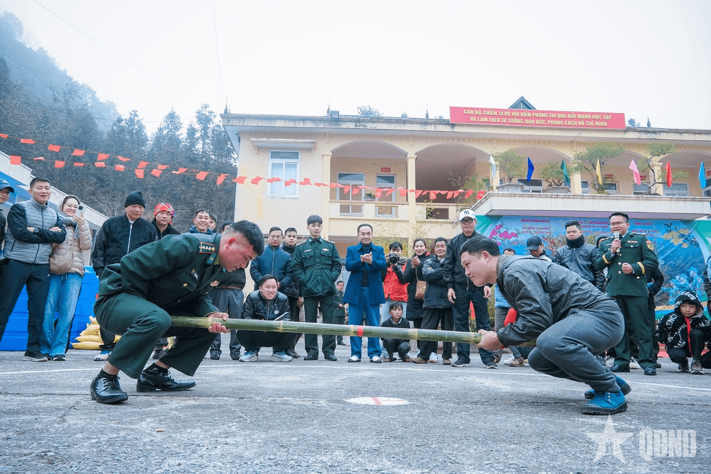 Đón Tết giữa giá lạnh biên viễn