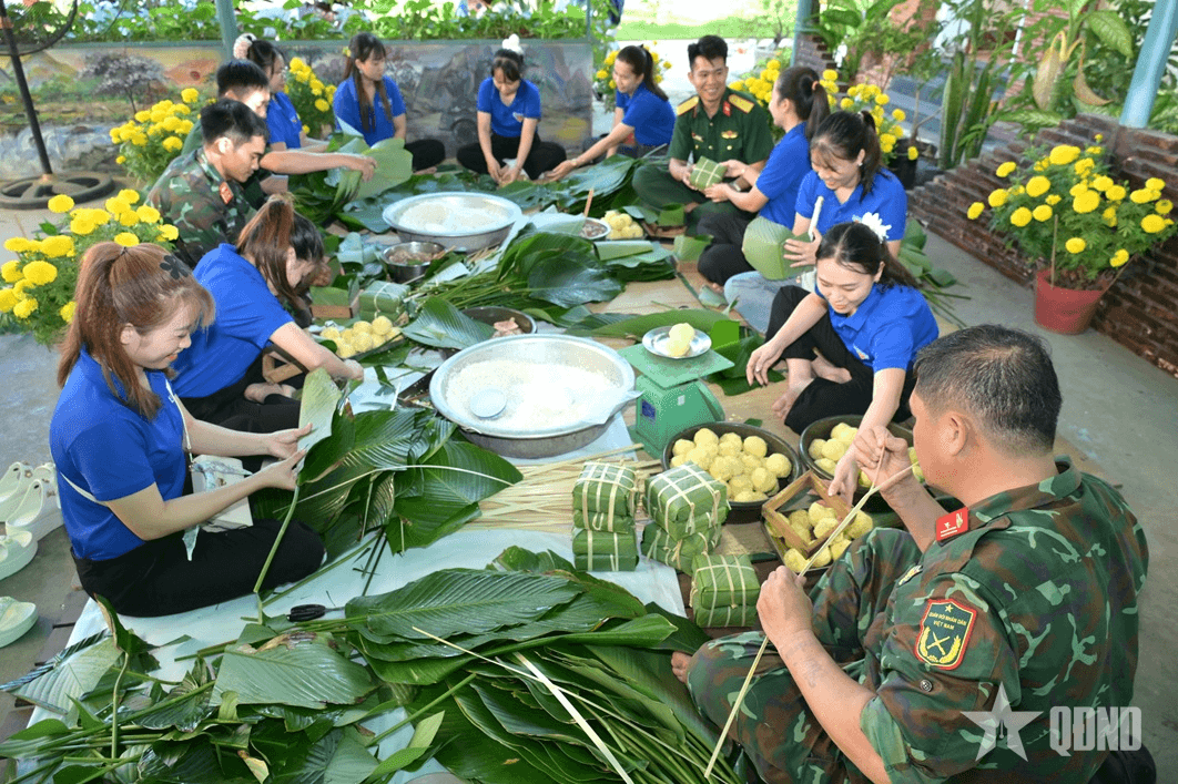 Bộ đội thiết giáp Quân khu 9 trổ tài gói bánh chưng xanh