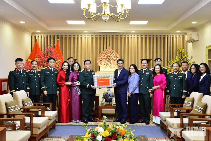 Đại tướng Nguyễn Trọng Nghĩa dâng hương tại Khu Di tích Hoàng thành Thăng Long