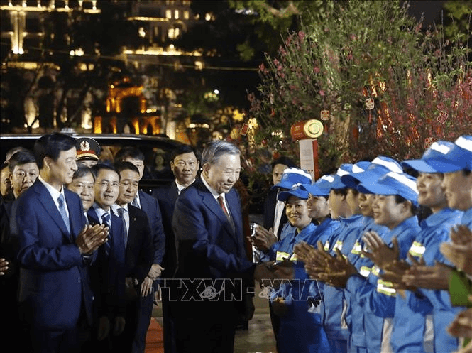 Tổng Bí thư Tô Lâm dâng hương tại Tượng đài vua Lý Thái Tổ và thăm, chúc Tết Đảng bộ, chính quyền, nhân dân Thủ đô Hà Nội
