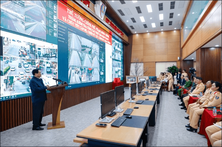 Thủ tướng Phạm Minh Chính chúc Tết, động viên lực lượng đảm bảo an toàn giao thông và an ninh mạng Bộ Công an