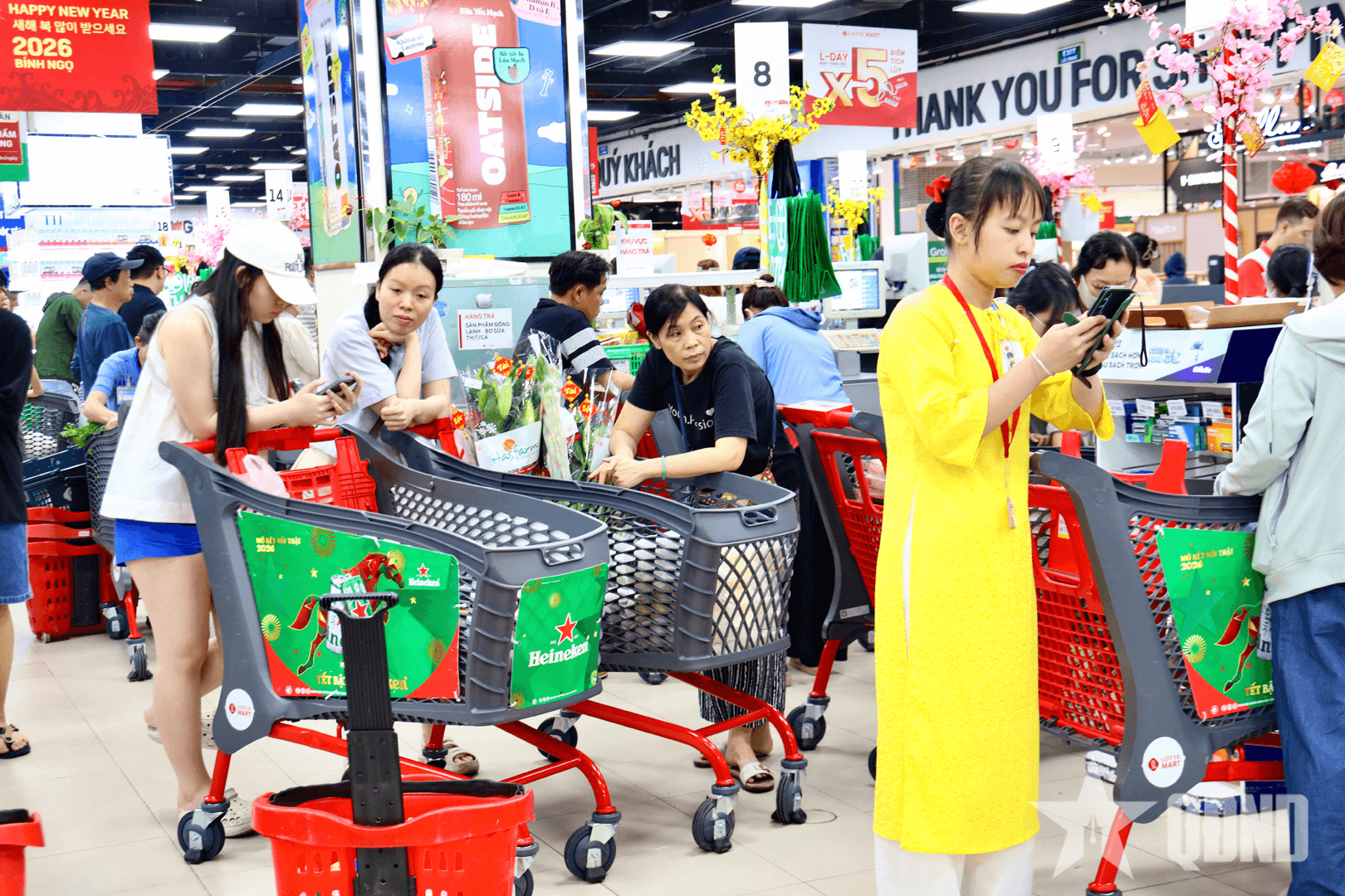 Nhộn nhịp mua sắm Tết tại siêu thị và chợ truyền thống ngày 29 Tết