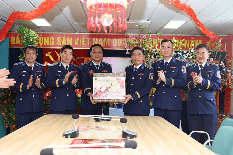 Trung tướng Bùi Quốc Oai thăm, chúc Tết cán bộ, chiến sĩ Hải đoàn 11, Bộ tư lệnh Vùng Cảnh sát biển 1