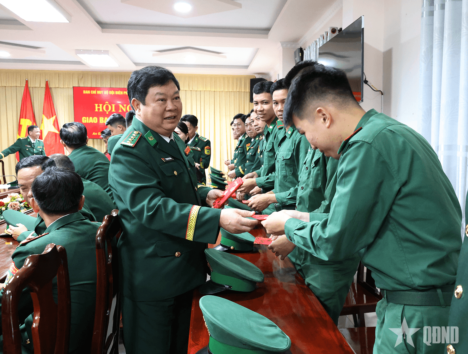 Bộ đội Biên phòng tỉnh An Giang dâng hương tại Tượng đài Bác Hồ với chiến sĩ Biên phòng đầu năm mới