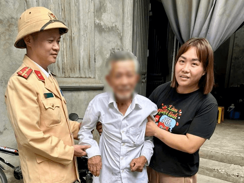 Hành động ý nghĩa của Cảnh sát giao thông Hà Nội