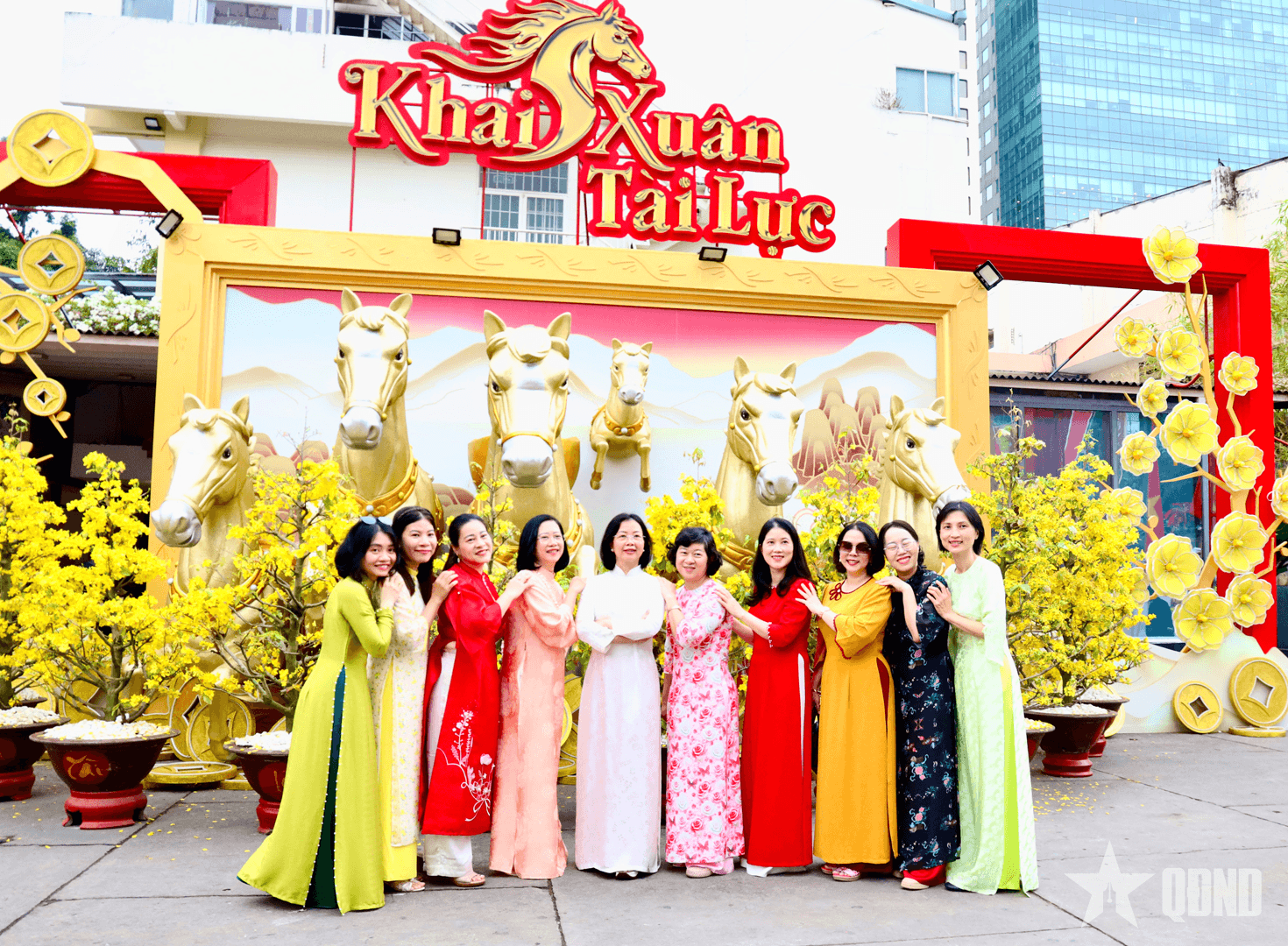 TP Hồ Chí Minh: Áo dài xuống phố ngày xuân